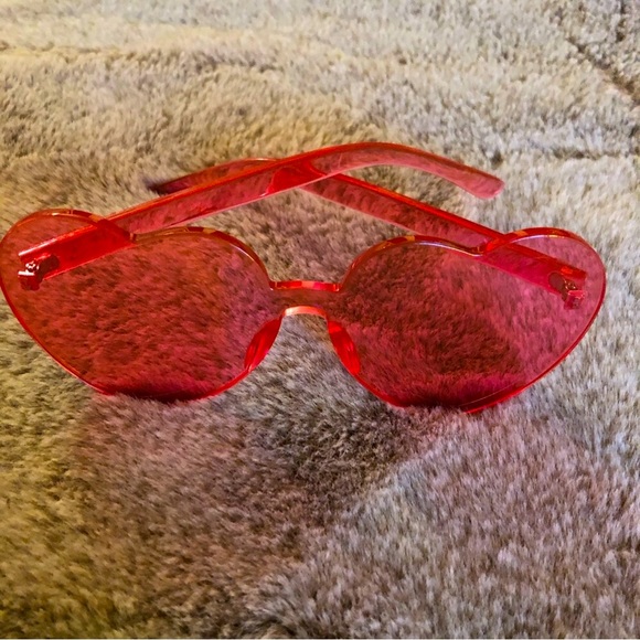 Pink Heart shaped sunglasses - Picture 5 of 6